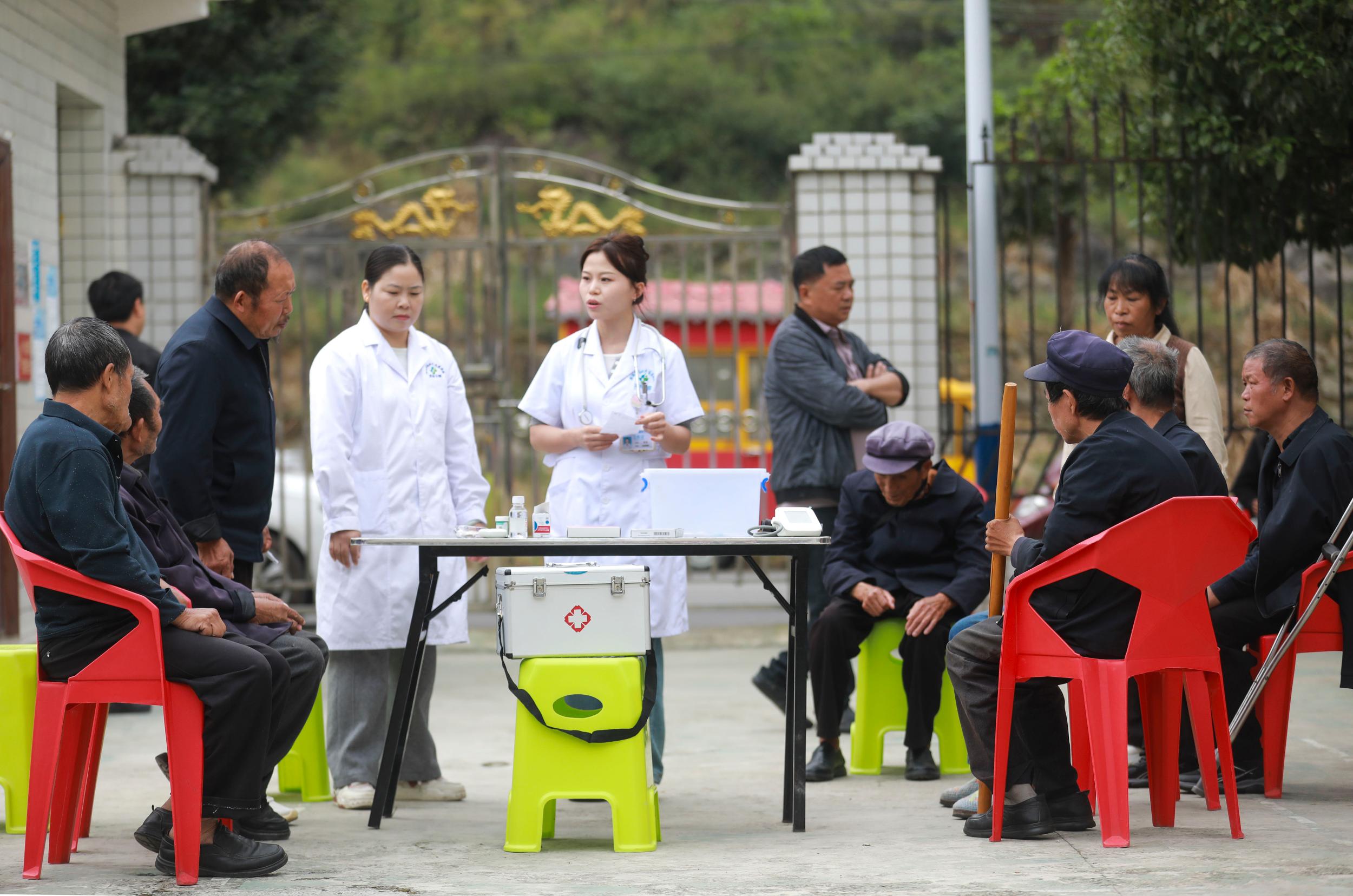 2026年10月13日,贵州黔西,医务人员在定新彝族苗族乡敬老院,给老人讲解慢性病日常养护知识。
