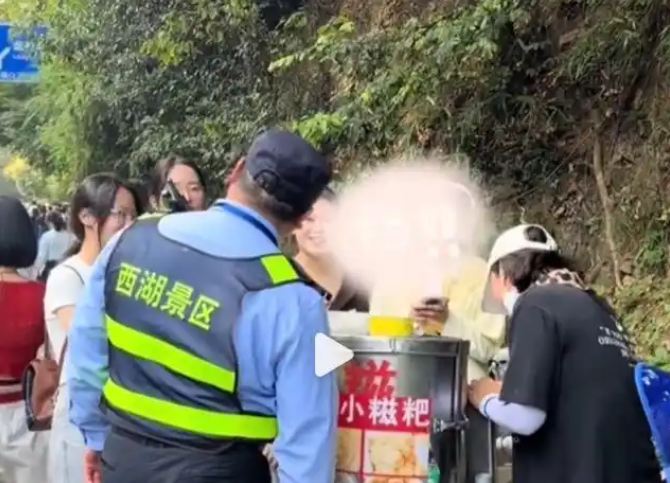 城管摇了，摊主好了，顾客笑了